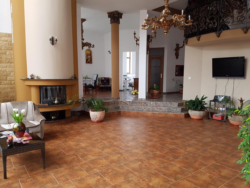 Liz Residence Питешти Экстерьер фото