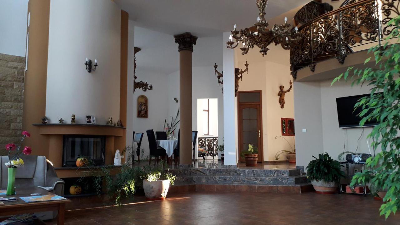 Liz Residence Питешти Экстерьер фото